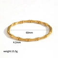 Dettaglio macro del bracciale bambù dorato con diametro interno 60mm e larghezza 4,2mm - Stile Forma di Bambù (TB7181)