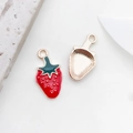 Roter Erdbeer-Emaille-Anhänger mit Goldrückseite und grünen Blättern für DIY-Schmuck - Erdbeere 11x21mm