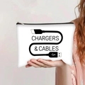 Detail van de canvas tas met Chargers and Cables print vastgehouden door een hand - Opladers & Kabels (jiayingpbb0166)