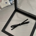 Minimalistische schwarze Leder-Schleifen-Haarspange in einer transparenten Geschenkbox - Schwarz