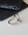 Anello aperto ritorto irregolare minimalista in argento e acciaio inossidabile - US 6 / Argento