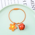 Dettaglio di un portachiavi a fiore DIY con anello arancione e campanellino rosso vivo - Anello in Filo + Fiore Morbido + Campanello da 22mm / Arancione
