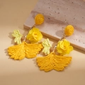 Detail von gelben Raffia Blumenohrringen mit Webstruktur und natürlichen Blüten - Gelb