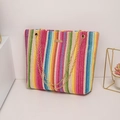 Bunte gestreifte Stroh-Eimertasche mit goldener Kette für den Sommerurlaub - Rot