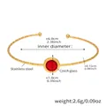 Detailansicht des goldenen Edelstahl-Armreifs mit rotem böhmischem Glas und Maßen - Gold/Rot Stein