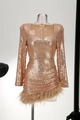 Détails de robe courte à paillettes or rose avec bordure en plumes et col carré - L / Or Abricot