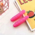 Détails des pinces à cheveux roses montrant les dents internes pour le volume - Rose rouge