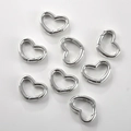 Primer plano de cierres de resorte en forma de corazón en plata pulida para joyas DIY - Plata - Cierre de corazón liso (12.5*16.5mm)
