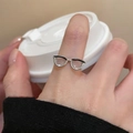 Dettaglio di un anello argento Y2K a forma di occhiali da sole, design moderno unico - Stile Occhiali / Aperto Regolabile / Argento-Trasparente