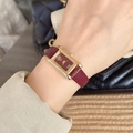Primer plano de un reloj cuadrado dorado con esfera roja y correa de cuero rojo - TT-Cuadrado