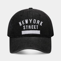 Λεπτομερής λήψη του λευκού κεντήματος NEW YORK STREET σε μαύρο ύφασμα τζιν του καπέλου - Ρυθμιζόμενο / Μαύρο