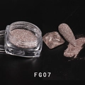 Dettaglio macro dei brillantini riflettenti FG07 con contenitore ed effetto applicazione - Polvere di Diamante Riflettente FG-07