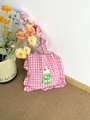 Roze geruite canvas draagtas met ruches en een groene print van een drankje - Meloen Soda Geruite Tas-Roze