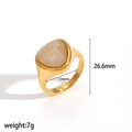 Detail van een gouden roestvrijstalen ring met zirkoonsteen en de productafmetingen - Lichte doorschijnende edelsteenstijl (TR4483-7)