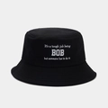 Gros plan du bob en coton noir montrant les coutures du bord et le texte imprimé en blanc - Slogan Humour (6# Noir)