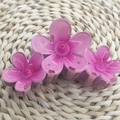 Pink translucent resin hair claw clip with gradient floral design on woven mat - Triple Petal Flower [Rose Red]
