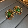 Makroansicht von Vintage Kronenohrringen mit grünem Edelstein und kleinen Perlen - Grünes Oval Edelstein Krone Stil (52#)