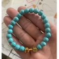 Bracciale fitness in perline di turchese naturale con ciondolo a manubrio dorato LIVE LIFT - Pino Blu Oro Elastico
