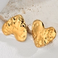 Detailansicht goldener Herz-Ohrstecker mit unregelmäßiger, gehämmerter Metallstruktur - Gehämmertes Herz (JZE808) / Gold