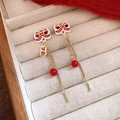 Chinesische Löwentanz-Ohrringe mit roten Quasten und goldenem Glücksbringer-Design - Glück und Segen Quasten-Stil