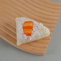Realistisches dreieckiges PVC-Reisball-Modell mit Eigelbfüllung auf Holzdisplay - Fleisch Reisknödel
