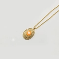 Vintage-Halskette mit goldenem ovalem Evil-Eye-Anhänger und geprägten Mustern - Orange