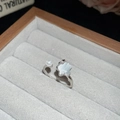 Detailaufnahme eines silbernen offenen Rings mit weißem Stern und Perle in einer Schmuckbox - Silber Stern & Perle Stil