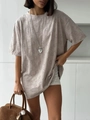 Gros plan sur le T-shirt taupe oversize avec motif texturé de cœurs en relief en 3D - Abricot