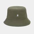 Détail d'un chapeau bob en toile vert armée avec broderie blanche 3D lettre N sur le devant - Vert Militaire