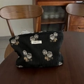 Vue détaillée du tissu plissé noir avec motifs de roses blanches et étiquette simple wish - Noir Avec Rose Texturée