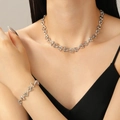 Set collana choker e bracciale argento dal design geometrico indossato da modella - Set collana e bracciale geometrico (3351+3355)
