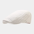 Dettaglio del berretto bianco con trama in maglia 3D e fodera interna rossa a contrasto - M (56-58cm) / Bianco