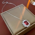 Collana con ciondolo in zircone rosso quadrato su scatola per gioielli beige - Set Collana e Orecchini - Argento - Rosa Rossa