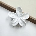 Pinza per capelli a forma di fiore bianco con trama a crepe artistiche grigie - Forma di Plumeria / Bianco