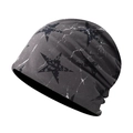 Detail einer grauen Beanie mit schwarzen Sternen und Used-Look Marmor-Textur - Verstellbar / Stern Dunkelgrau (Weich)