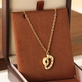 Élégant collier en acier inoxydable doré avec pendentif pieds de bébé et cristaux - Style strass petits pieds (KN292754-Z)