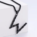 Dettaglio del ciondolo a lettera W nera testurizzata 3D con catena a scatola sottile - Lettera W (Nero Con Catena)