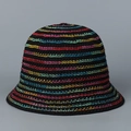 Dettaglio ravvicinato del cappello a secchiello lavorato a maglia con righe arcobaleno - M (56-58cm) / Nero