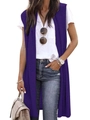 Detail der langen dunkelvioletten Strickweste kombiniert mit weißem T-Shirt und Jeans - Lila