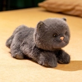 Plüschige graue Britisch Kurzhaar Katze in liegender Pose, realistisches Stofftier - Dunkelgrau