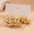 Dettaglio di un set da 6 paia di orecchini a cerchio dorati geometrici e a cuore - Set da 6 Pezzi / Oro