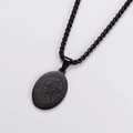 Dettaglio della collana con ciondolo nero San Cristoforo e testo protettivo a rilievo - Nero (Con Catena)