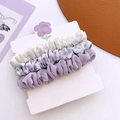 Lot de trois chouchous en tissu à fleurs et violets sur une carte de présentation - Violet Style 1