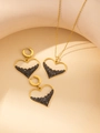 Detailaufnahme von herzförmiger Halskette und Ohrringen mit schwarzen Strasssteinen in Gold - Schwarz Mikro Eingelegt Herz Halskette Und Ohrringe