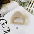 Pinza para el pelo hueca beige mediana para coleta alta sobre fondo de libro blanco - Mediano (aprox. 6cm) / Rosa Nude Claro
