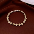 Dettaglio del bracciale d'argento con ciondoli a quadrifoglio gialli su velluto - Giallo Argento (21#)