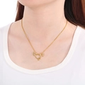 Collar dorado con colgante de corazón alado, cuernos de diablo y cola en modelo - Collar de Alas de Corazón de Diablo Dorado (Con Cadena) / Dorado