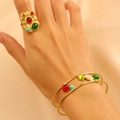 Set di gioielli dorati con bracciali e anelli impreziositi da pietre preziose variopinte - Set Bracciale e Anello Vintage con Pietre Colorate