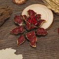 Spilla a fiore vintage con strass rossi e finitura dorata su legno rustico - Rosso