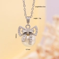 Collana con fiocco in argento, pietre di zircone e perla pendente su sfondo giallo - Argento